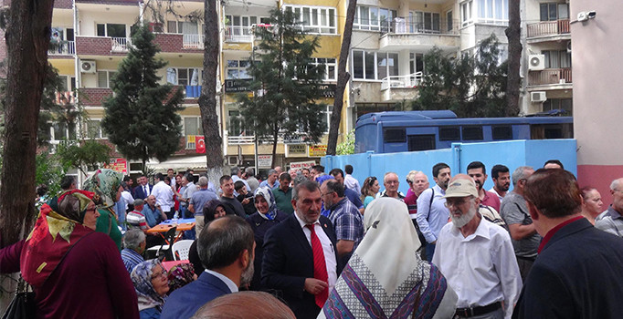 Aydın'da seçmenler, 100 bin imza için kuyrukta