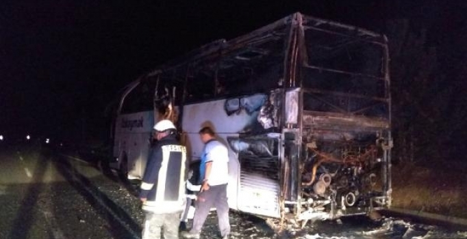İçinde 43 kişi bulunan yolcu otobüsü alev alev yandı