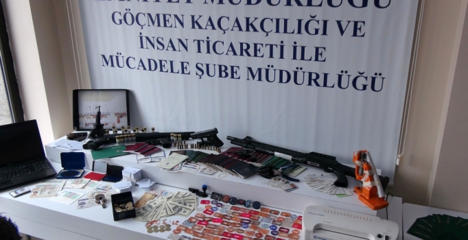 Sahte pasaport operasyonu kamerada