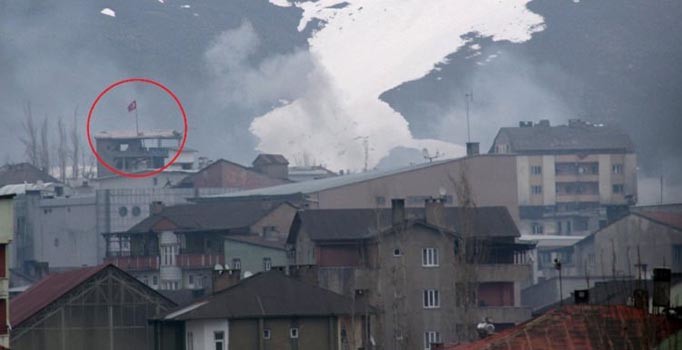 Yüksekova'ya güvenlik güçleri Türk bayrağı dikti