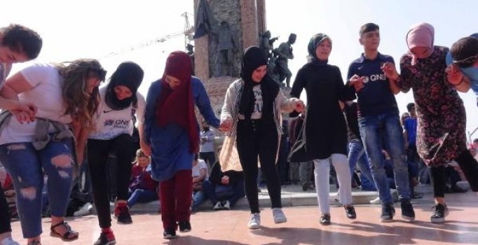 Taksim Meydanı'nda horon; turistler ilgiyle izledi