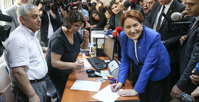 İYİ Parti Genel Başkanı Akşener, adaylık için imzayı attı