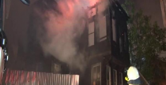 Fatih'te 2 katlı ahşap bina alev alev yandı