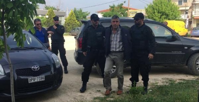 Yunanistan, mahkemenin serbest bıraktığı kepçe operatörünü tutuyor