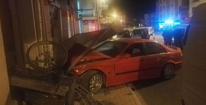 Alkollü sürücü önce bisiklete ardından iş yerine çarptı
