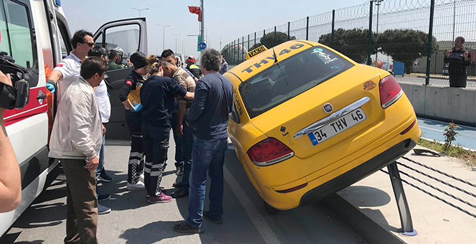Direksiyon başında uyuşturucu kullanan taksi sürücüsü trafiği birbirine kattı