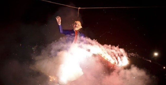 Meksikalılar tatili Trump'ın büstlerini yakarak kutluyor