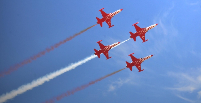 Türk Yıldızları'ndan nefes kesen gösteri