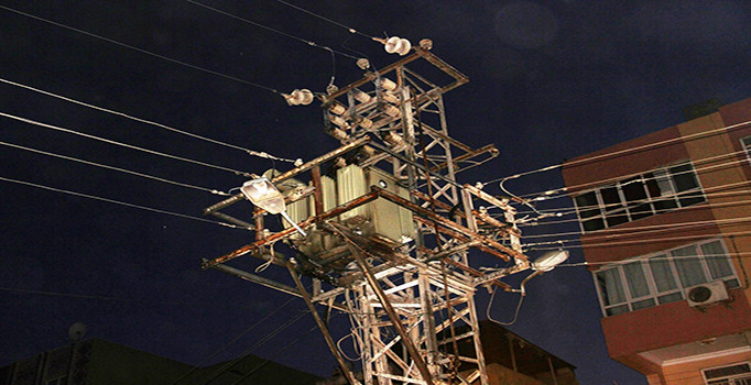 Şanlıurfa'da elektrik trafosunda çıkan yangın korkuttu
