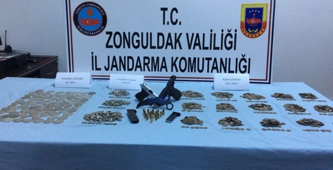Polis ve kamu görevlisi, 2 bin 886 sikke ile yakalandı