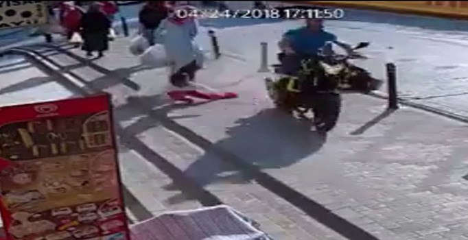Motosikletli maganda vatandaşların arasına daldı
