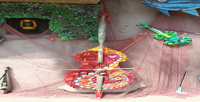 Sahile vuranlarla sanat galerisi oluşturdu