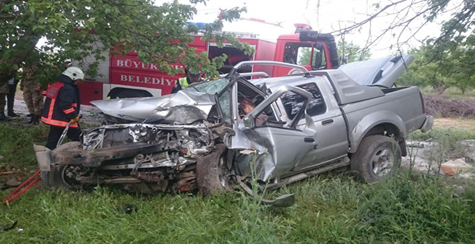 Tarlaya devrilen kamyonetin sürücüsü öldü