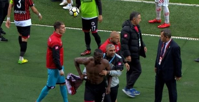 Süper Lig'de görülmemiş olay! Futbolcular birbirine girdi