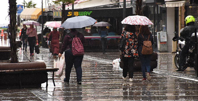İzmir'de sağanak hayatı felç etti
