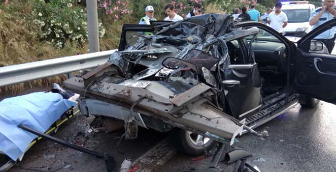 Adana'da trafik kazası: 1 ölü, 2 yaralı