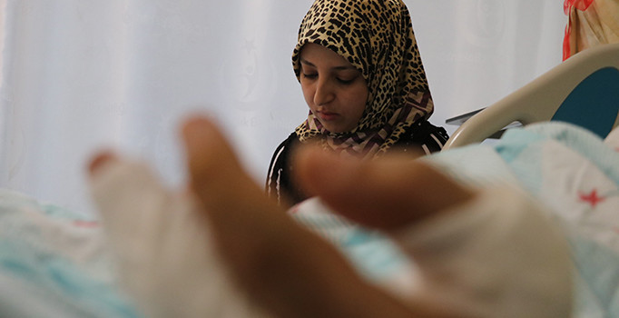 Ehliyetsiz sürücünün çarptığı damat hastanelik oldu