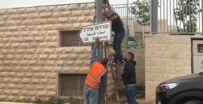 Kudüs'e İngilizce ve İbranice tabelalar asıldı