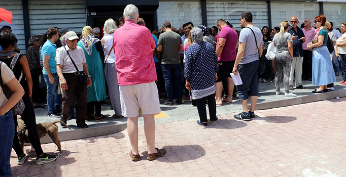Antalya’da nüfus müdürlükleri önünde seçim kuyruğu
