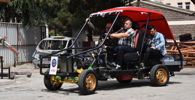 Lise öğrencileri hibrit otomobil üretti