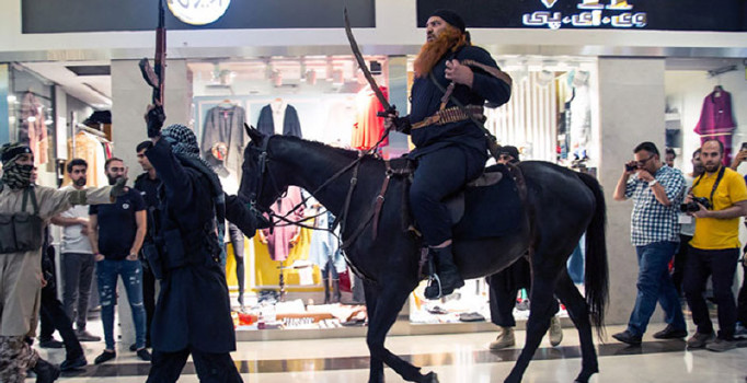 İran'da DEAŞ kostümlü oyuncular korku saçtı