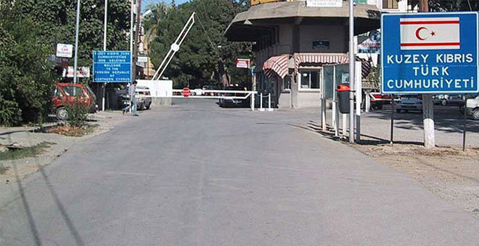 Emekli gümrük memuru Rumlara askeri belge götürürken yakalandı