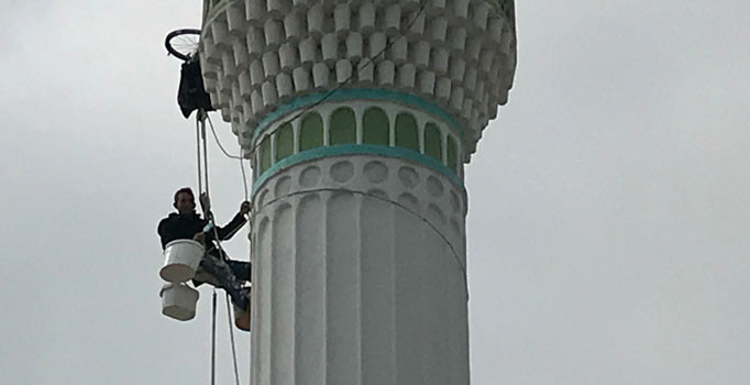 Türkiye'nin örümcek adamı 20 yıldır minare tepesinde