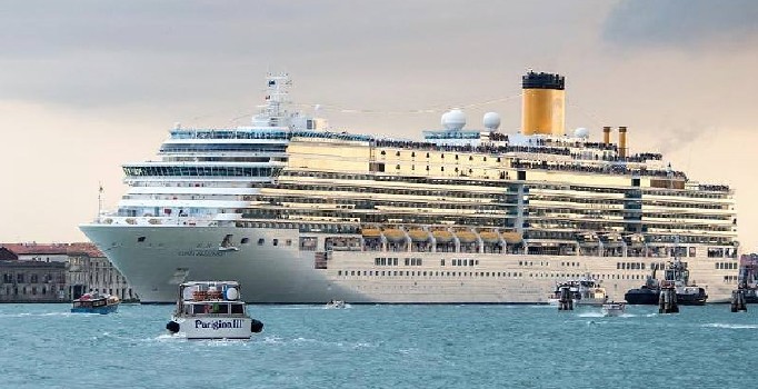Eşinin gemiye tek bindiğini sanan kadın, yolcu gemisinin peşinden yüzdü