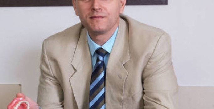 Dr. Cem Caniklioğlu, görünmeyen diş tellerini anlattı