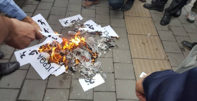 İran’da öğrenciler  Trump’ın kararını protesto etti