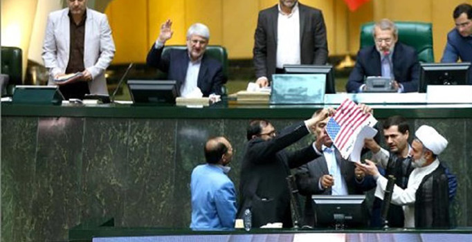 Trump'ın kararından sonra meclis karıştı! Anlaşma metni ve bayrağı yaktılar