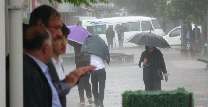 Batman'da 20 dakikalık dolu ve sağanak hayatı felç etti