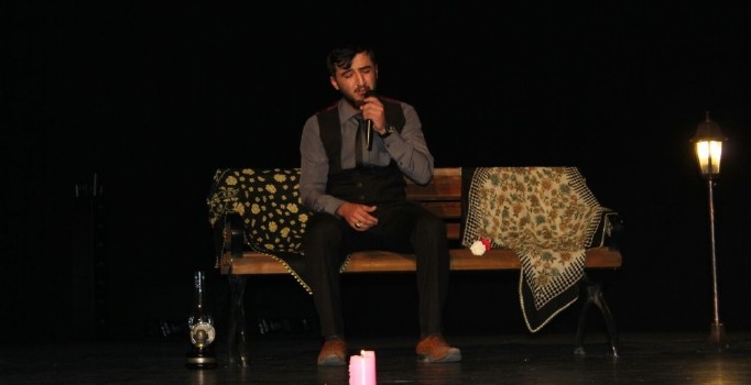 TYB Erzurum Şubesi Gençlik Kolları üyeleri, Anneler Gününe özel şiir programı düzenledi