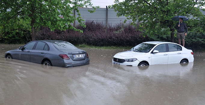 Son dakika! Ankara'da sağanak! sürücüler araçlarında mahsur kaldı