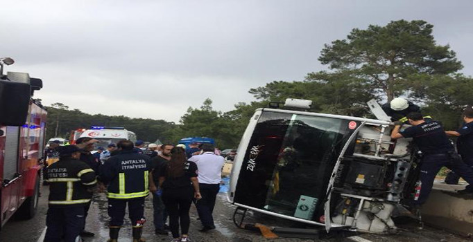 Kemer'de minibüs, servis midibüsüne çarptı: 3 ölü, 11 yaralı