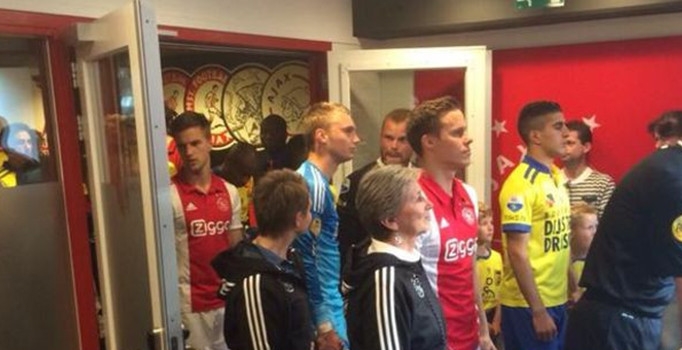 Ajaxlı futbolculardan Anneler Günü sürprizi