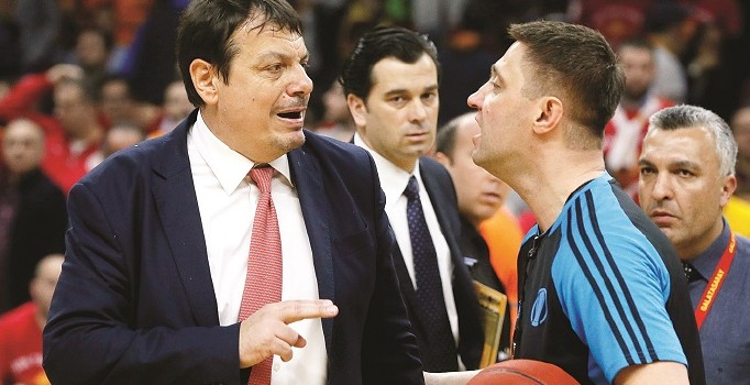 Ergin Ataman taraftarların Fenerbahçe'ye küfür etmesine tepki gösterdi