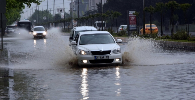 10 dakikalık yağışta yollar göle döndü