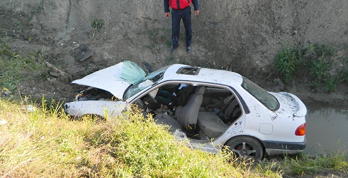 Otomobil sulama kanalına uçtu: 2 ölü, 1 yaralı