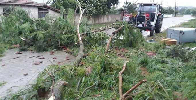 Tekirdağ'da hortum mahalleyi yerle bir etti