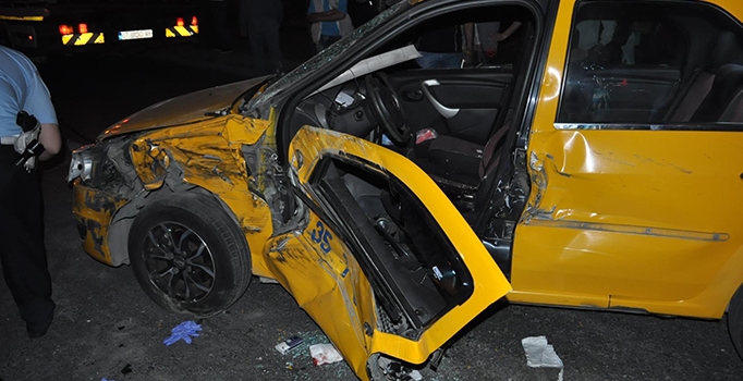 Kazada yüzüne kaporta parçası saplanan taksici öldü