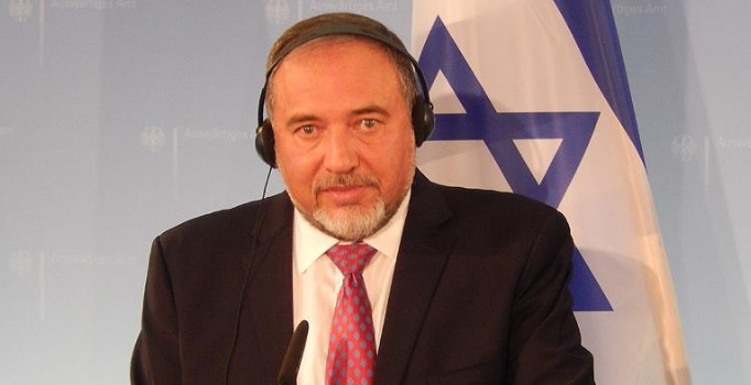 İsrail Savunma Bakanı Liberman'dan Esad'a çağrı