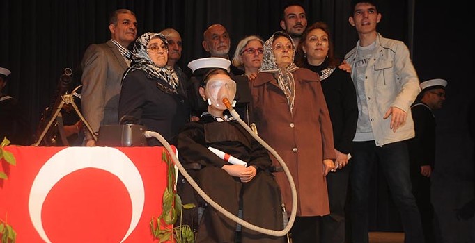 Solunum cihazına bağlı engelli genç, bir günlüğüne asker oldu