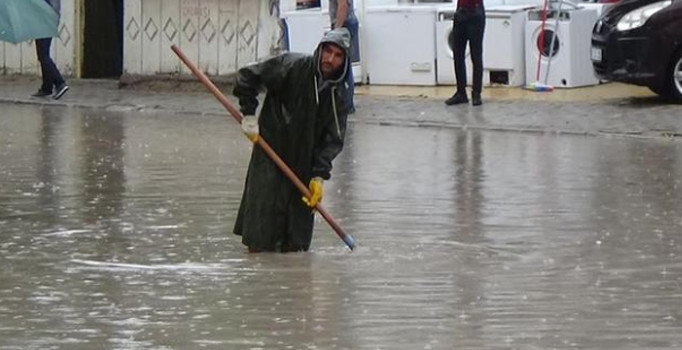 Karaman’da aniden bastıran yağmur caddeleri göle çevirdi
