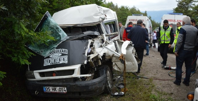 Nişana giderken kaza yaptılar: 11 yaralı