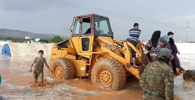 Çadırlarını sel suları basan Suriyeliler kepçelerle kurtarıldı