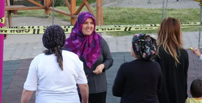 Eşinden direksiyon eğitimi alırken kaza yaptı