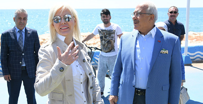 Sanatçı Ömür Gedik, Başkan Kocamaz ile birlikte ağaç dikti