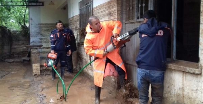 Kilis’te evi su bastı, 5 kişi mahsur kaldı