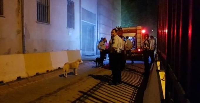 Adana Adliyesi'nin tarihi taş binasında korkutan duman